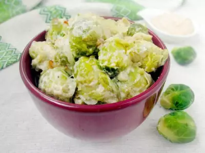 Теплый салат из брюссельской капусты фото