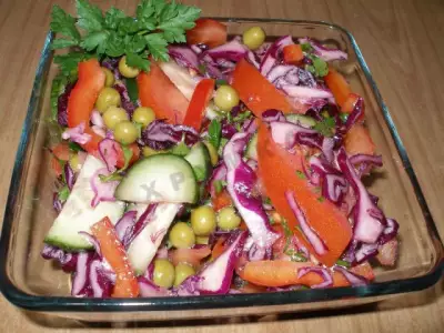Салат из краснокочанной капусты со свежими овощами и консервированным зелёным горошком