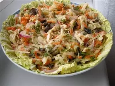Салат из квашеной капусты и кальмаров