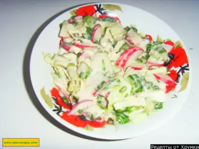 Легкий салат с йогуртом зеленым луком и яйцом