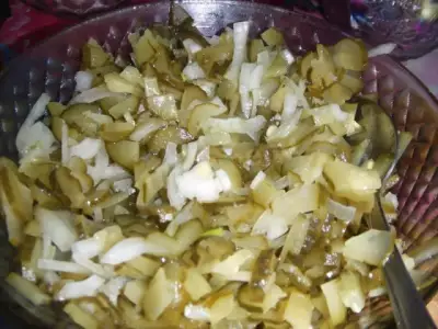 Простой салат с солеными огурцами Пятиминутка фото