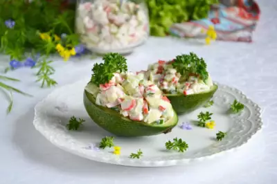 Авокадо с крабовыми палочками салат
