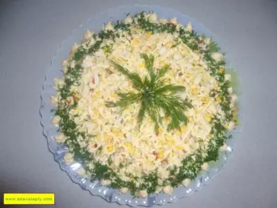 Салат с кукурузой и сухариками