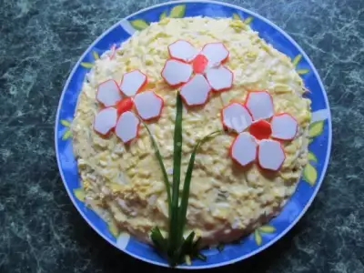 Салат с плавленным сыром, огурцом и крабовыми палочками
