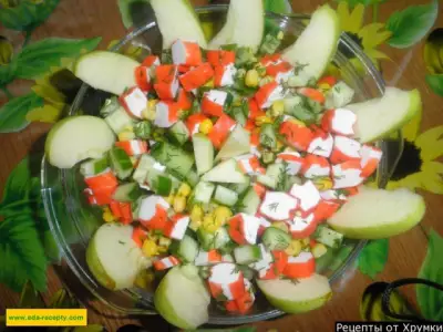 Салат с крабовыми палочками и яблоками
