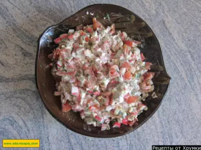 Салат из помидоров с яйцами и крабовыми палочками