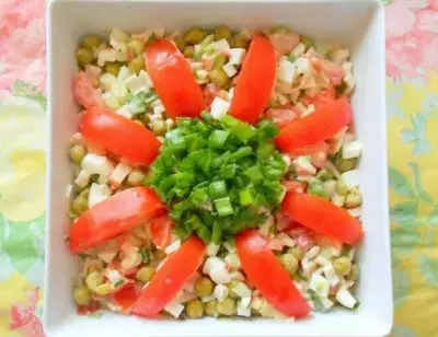 Салат крабовый с помидорами и зеленым горошком
