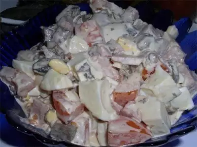 Вкусный салат из мяса крабов и грибов фото