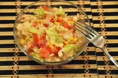Салат крабовые палочки с рисом и кукурузой и томатами