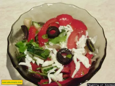 Шопский салат из помидоров болгарского перца и огурцов