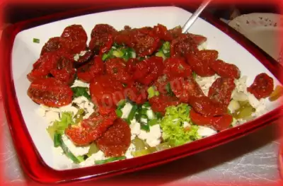 Легкий салатик с вялеными помидорами