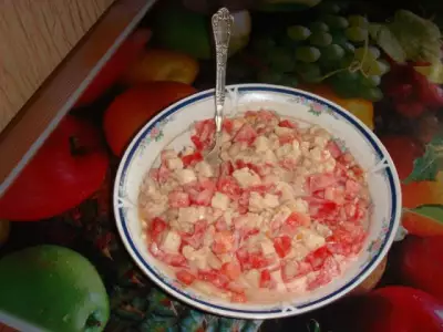 Постный салат с фасолью  помидорами сухариками