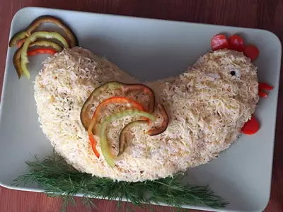 Салат Петух с копченой курицей, помидорами и сыром