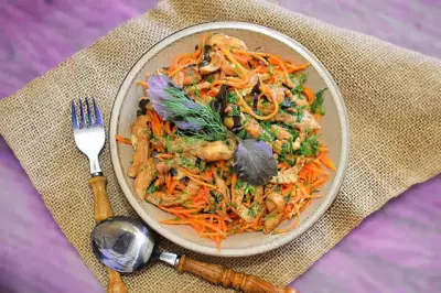 Корейский салат из курицы  с зеленью и морковью