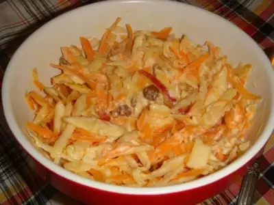 Салат с морковью, сельдереем и изюмом