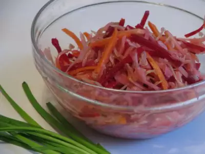 Салат для похудения с сырой свеклой, морковью и яблоком