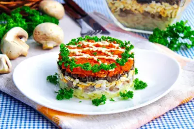 Салат лисья шубка с грибами и копчёным сыром