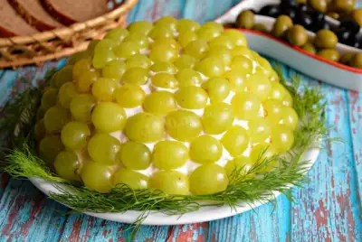 Салат с виноградом и сыром - рецепты с фото - азинский.рф