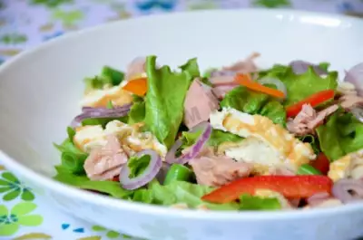 Салат с тунцом, зеленой фасолью и омлетом