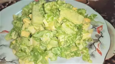 Зеленый весенний салат с зеленью и яйцом