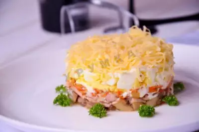 Слоеный салат тунец сыр яйцо