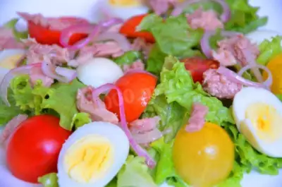 Салат с консервированный тунцом и перепелиными яйцами фото