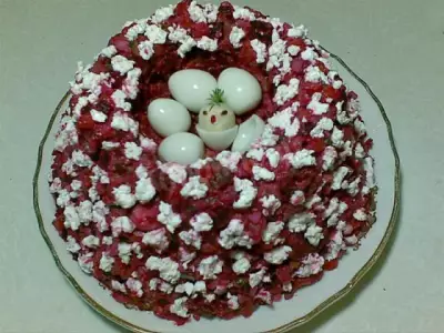 Салат Ласточкино гнездо с перепелиными яйцами новогодний