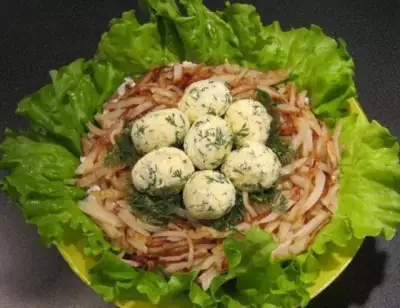 Вкусный салат гнездо кукушки с картошкой