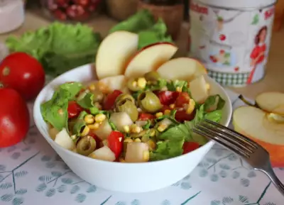 Салат с кукурузой и яблоками