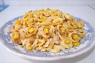 Итальянский салат с блинами и копченой курицей