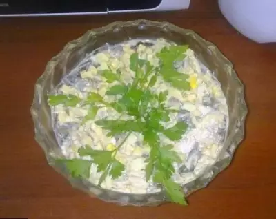 Салат из куриных грудок с ананасами грибами и твердым сыром