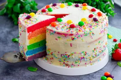 Торт йогуртовый с цветными коржами