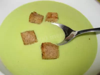 Простой суп пюре из зеленого горошка с желтками