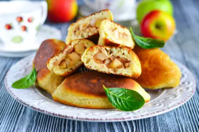 Жареные пирожки с яблоками на сковороде