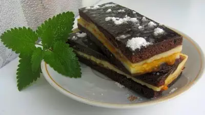 Творожно-шоколадные пирожные из бисквита