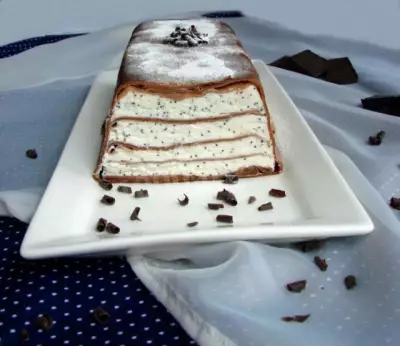 Блинный творожный торт из шоколадных блинов с творожно-сливочным кремом