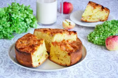 Пирог яблочный с ряженкой и сливочным маслом