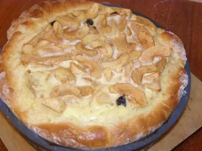 Открытый дрожжевой пирог с яблоками и изюмом в духовке