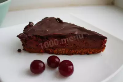Шоколадный чизкейк на печенье с вишней