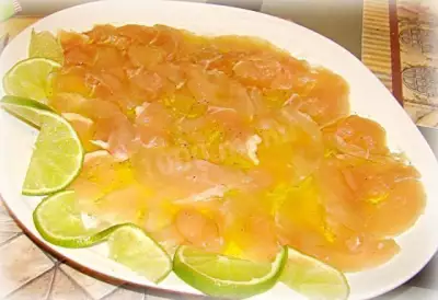 Мясная тарелка из куриного карпаччо с лимоном и лаймом фото