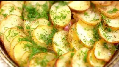 Картошка с кабачком и беконом в духовке