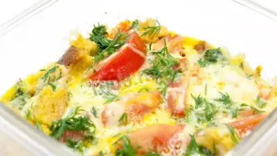 омлет  с сыром и помидорами в микроволновке аля Киш