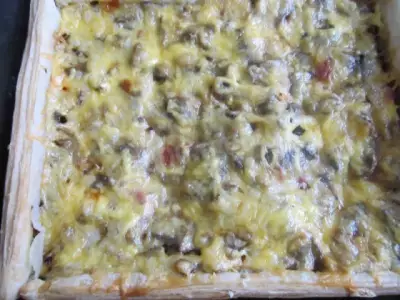 Пицца с шампиньонами колбасой и сыром