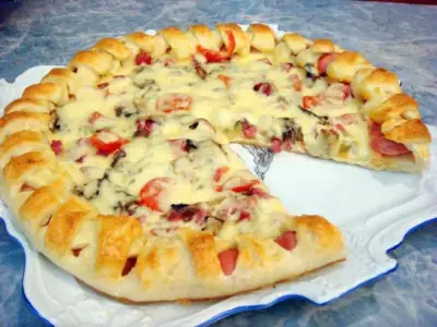Праздничная пицца с солеными огурцами и колбасой