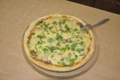 Итальянская тонкая пицца с ветчиной сыром и грибами