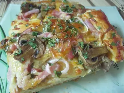 Домашняя толстая пицца с грибами