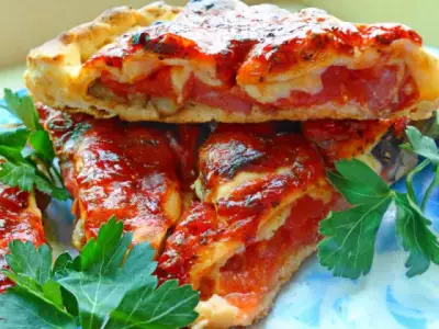 Пицца Кальцоне с копчеными колбасками и грибами