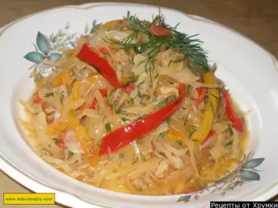 Постная капуста тушеная с болгарским перцем и томатами в сковороде