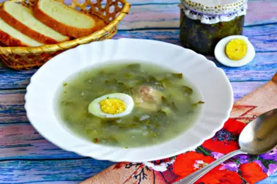 Зеленый суп с щавелем, яйцом и мясом