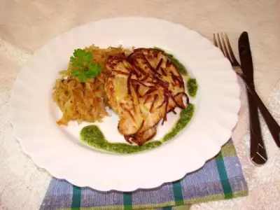 Куриное филе в картофельной корочке с гарниром и соусом